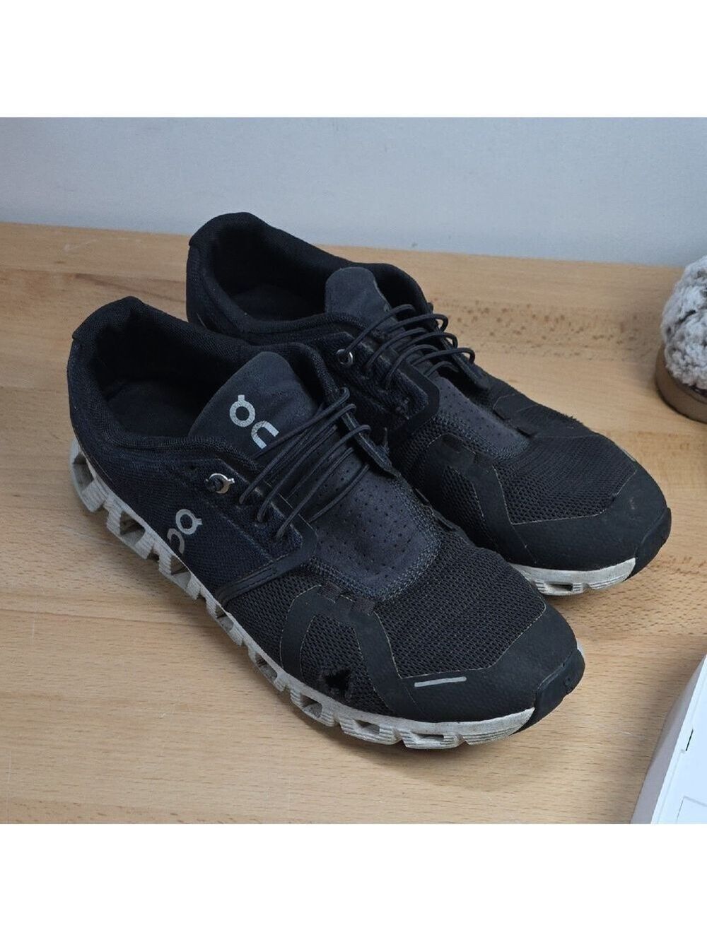 On Running Men's Black and White Athletic Shoes M10 SKU  1935